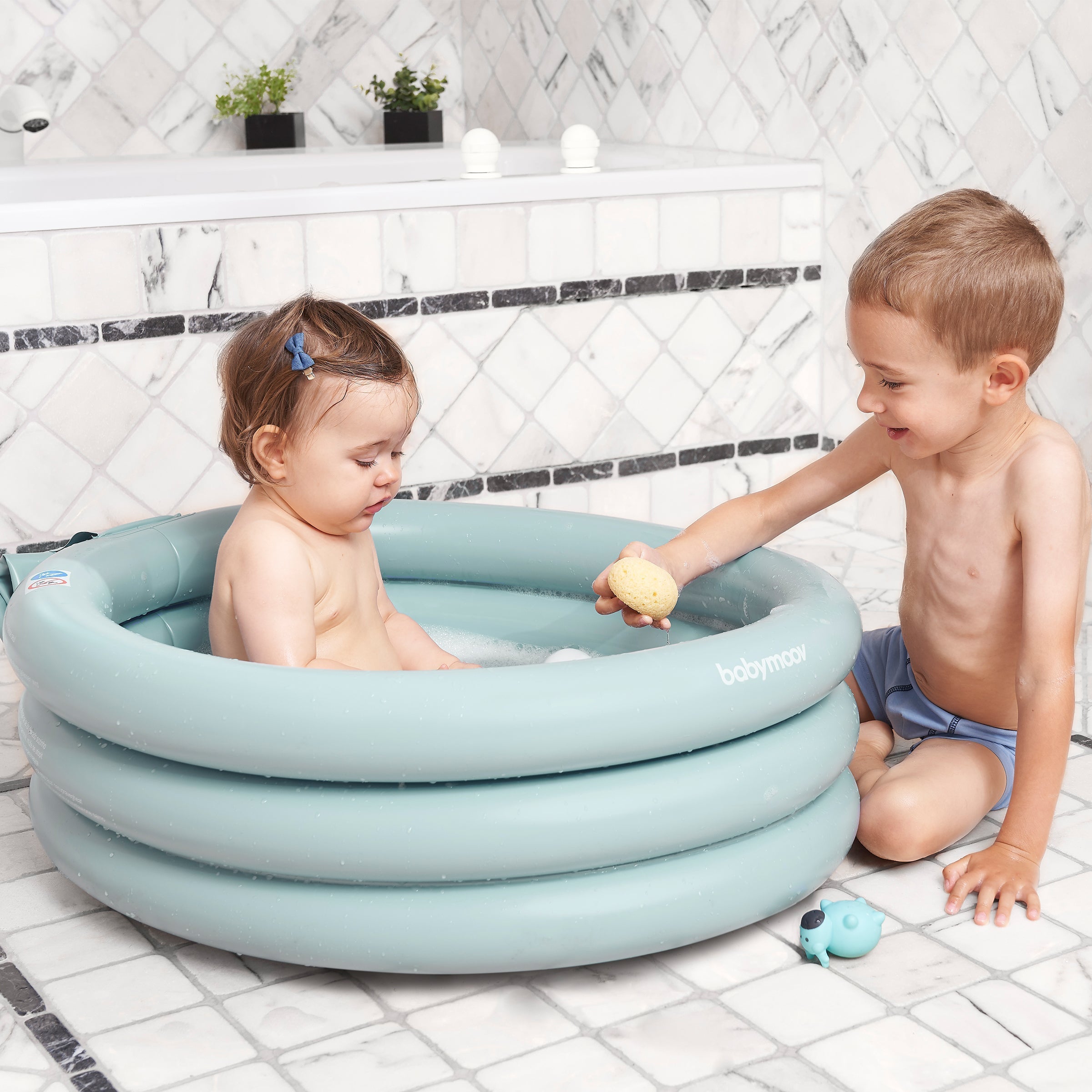 Baby balloon hot sale bathtub